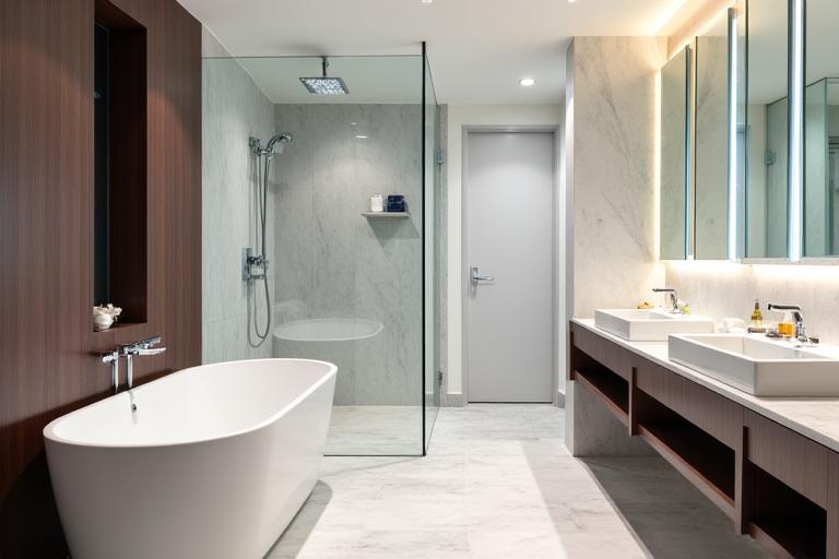 デラックスキングルームのエンスイートバスルーム